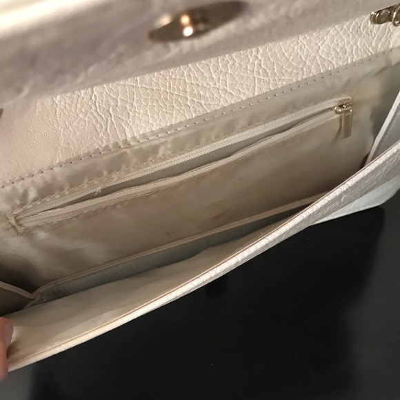 Beige clutch with gold metallic stripes - Picture 5 of 7